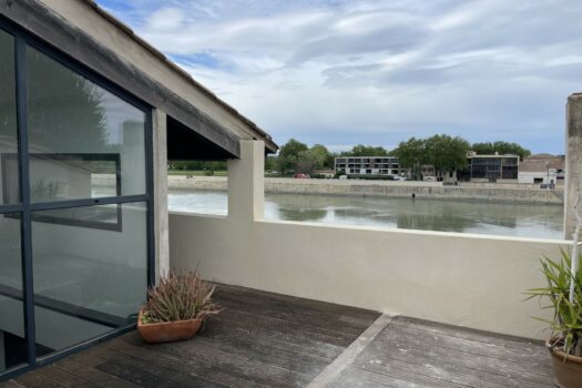 Grande maison sur les quais